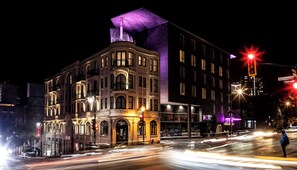 Front of property - HOTEL 10 (Montreal)