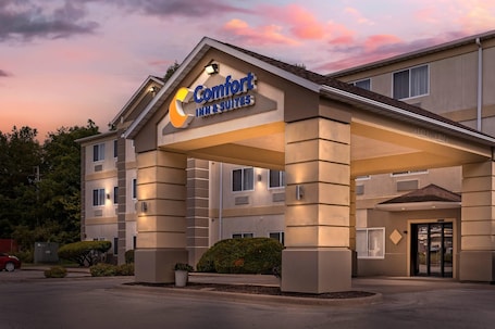 Exterior. Comfort Inn & Suites East Moline near I-80