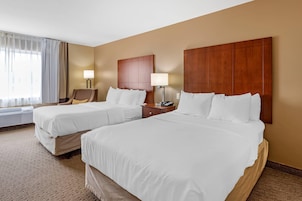 Escritorio, cortinas blackout y tabla de planchar con plancha