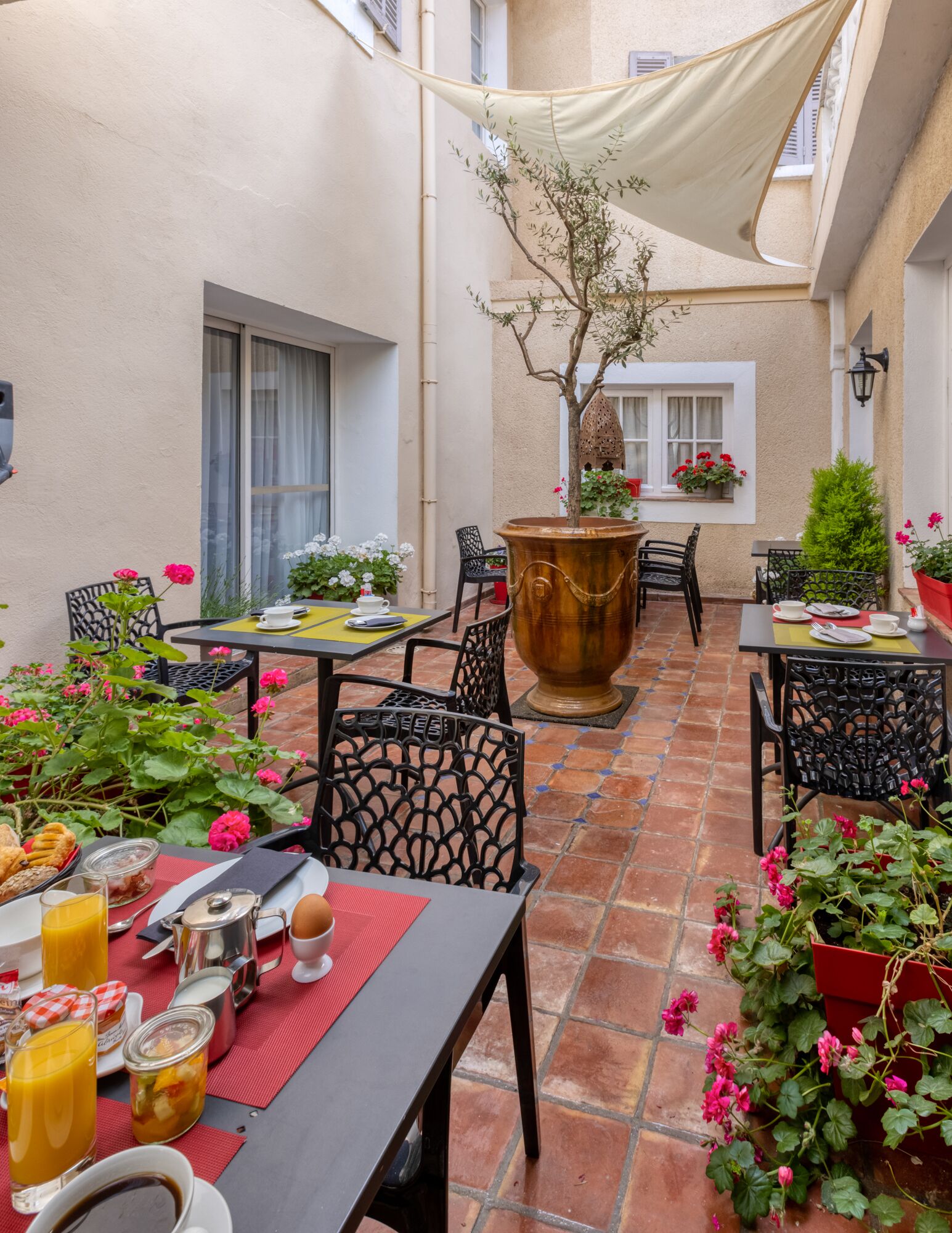 Colazione a buffet, servita tutte le mattine (13.90 EUR a persona) 