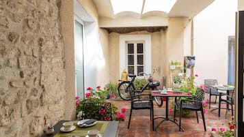 Se ofrece un desayuno bufé (13.90 EUR por persona)