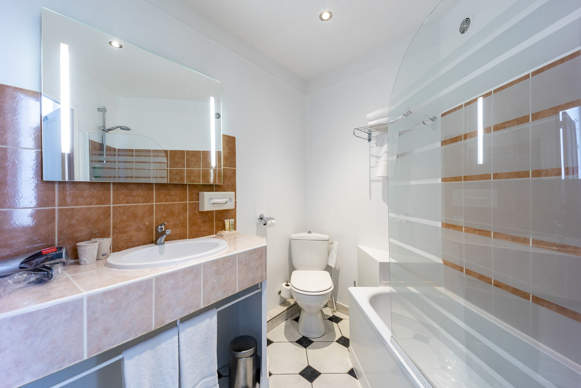 classic room, 1 queen bed, non smoking, city view | bathroom | free toiletries, hair dryer, towels