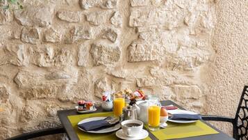 Petit déjeuner buffet (13.90 EUR par personne)