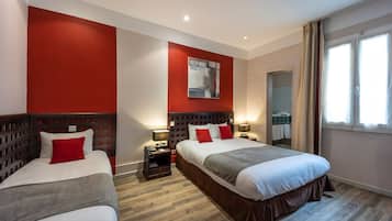 Chambre Familiale, plusieurs lits, non-fumeurs, vue ville | Minibar, coffres-forts dans les chambres, bureau, chambres insonorisées