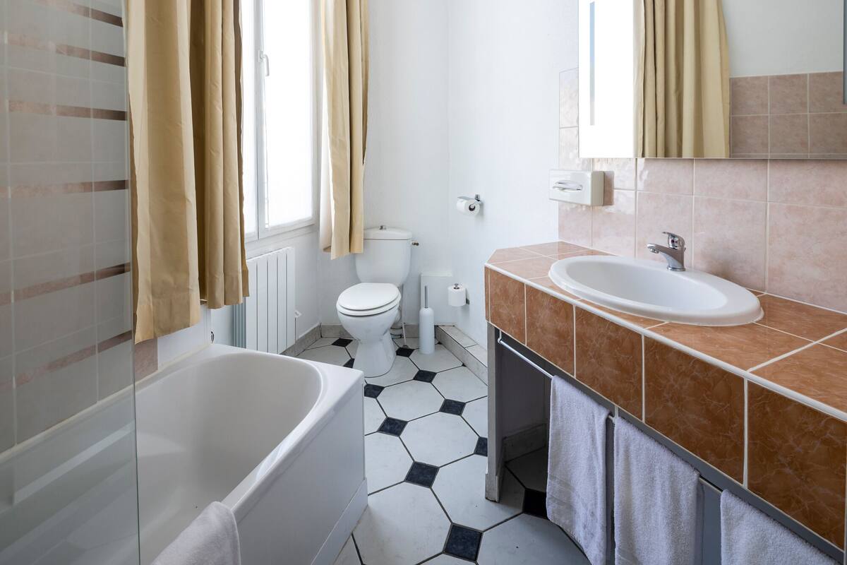 family room, multiple beds, non smoking, city view | bathroom | free toiletries, hair dryer, towels