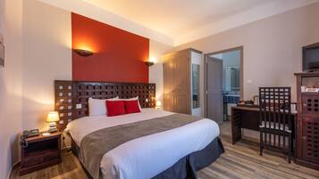 Comfort Room, 1 Queen Bed, Non Smoking | Minibar, in-room safe, desk, soundproofing