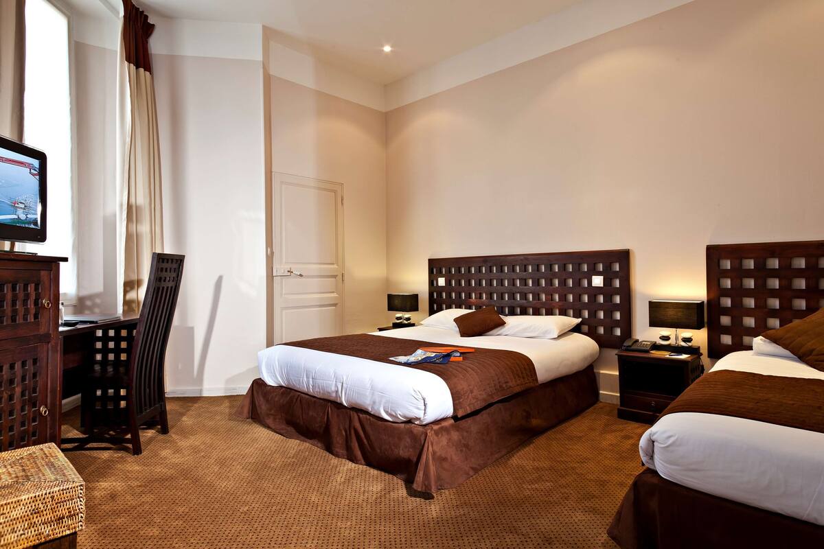 family room, multiple beds, non smoking, city view | minibar, in-room safe, desk, soundproofing