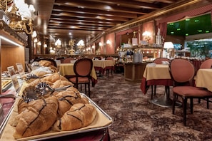 Petit déjeuner buffet (8 EUR par personne)