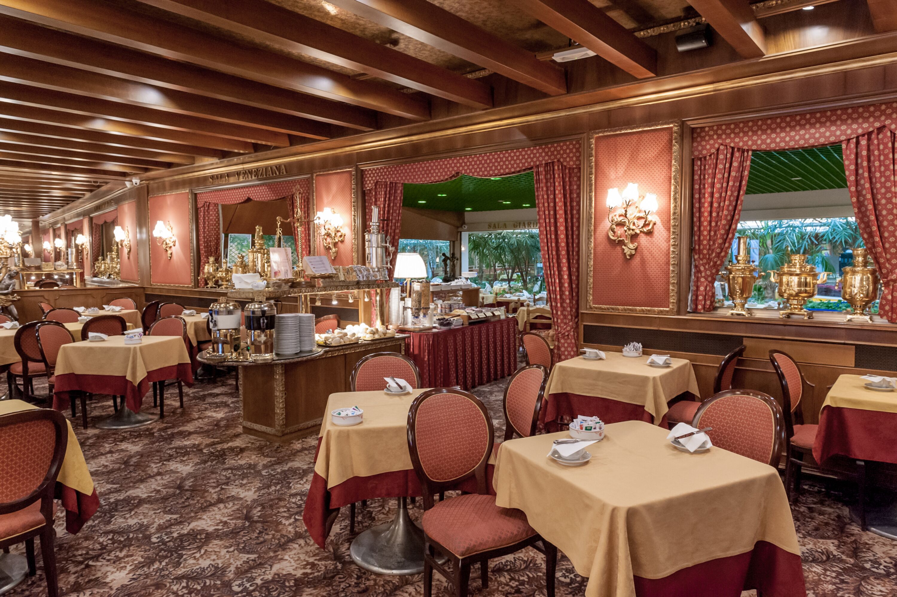 每日供应自助式早餐（每人 EUR 8）