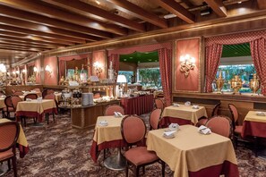 Desayuno buffet diario (EUR 8 por persona)