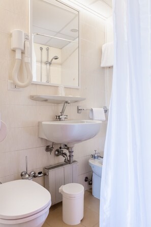 A bathroom with a toilet, sink, and shower. - Hotel Venezia (Mestre)