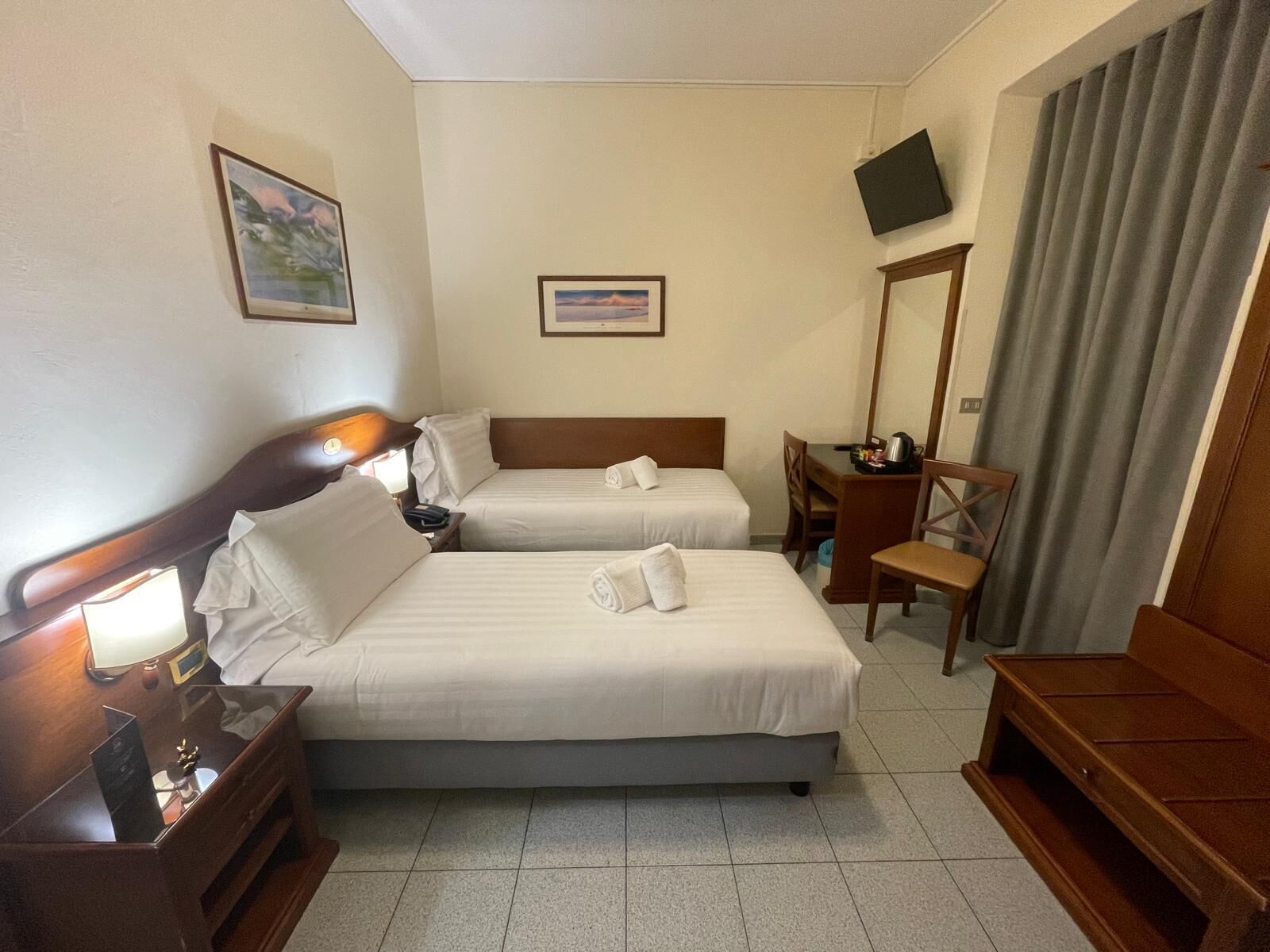 Tomannsrom – basic | Safe på rommet, skrivebord, wi-fi (inkludert) og sengetøy