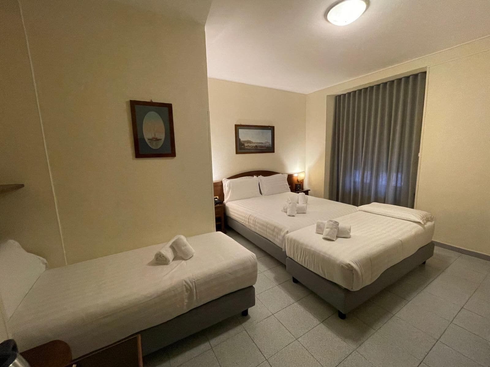 Safe på rommet, skrivebord, wi-fi (inkludert) og sengetøy