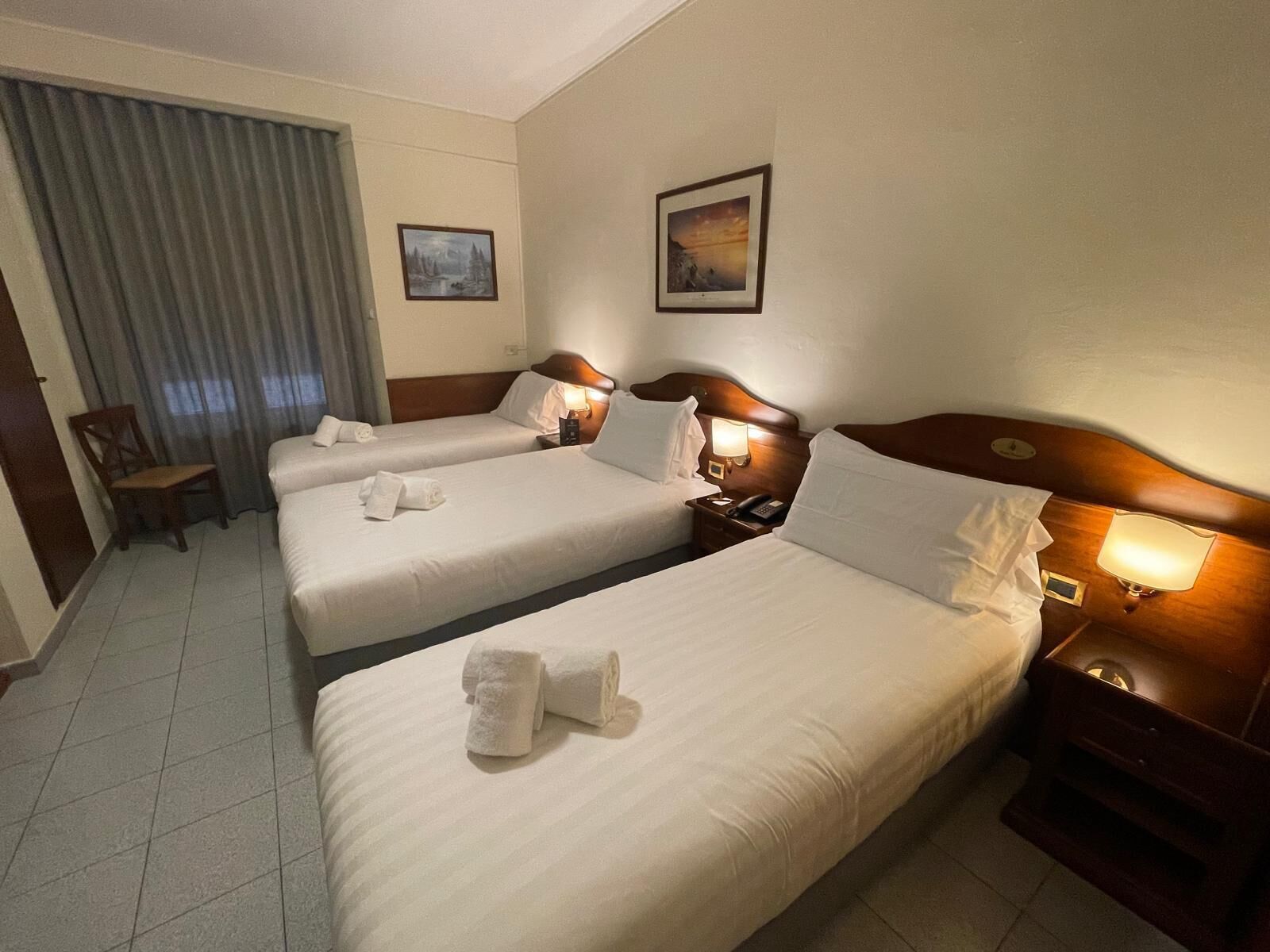 Tremannsrom – basic | Safe på rommet, skrivebord, wi-fi (inkludert) og sengetøy