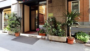 Exterior de l'Hotel Albergo amb un senyal que indica que és un establiment de 2 estrelles.