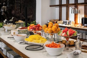 Tägliches großes Frühstück gegen Gebühr