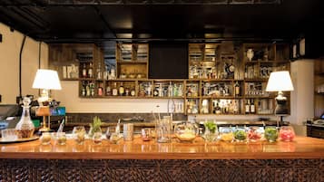 Rooftop bar, al fresco dining, open daily