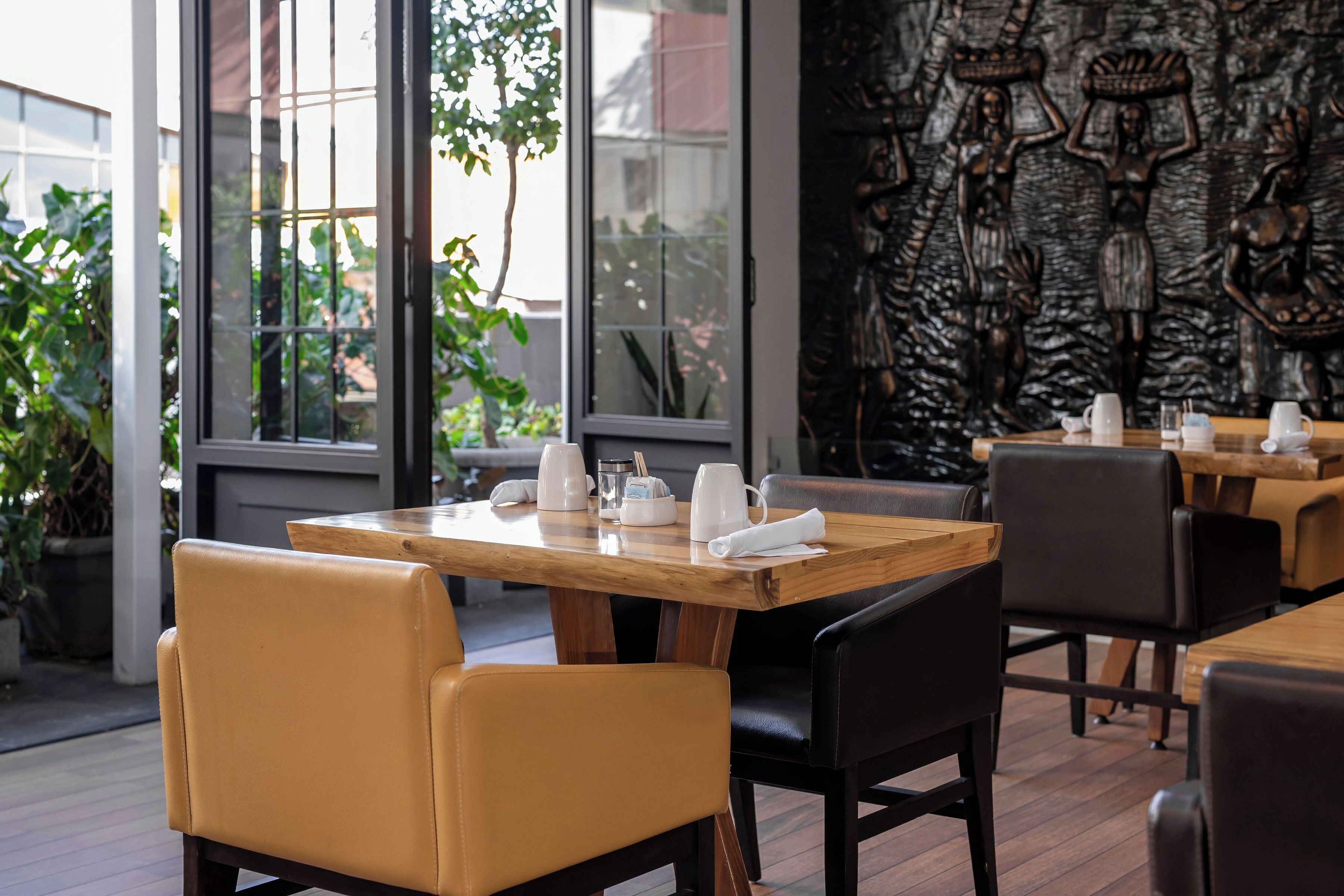 2 restaurants, dinner served, local cuisine