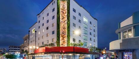 Boendets fasad - kväll/natt