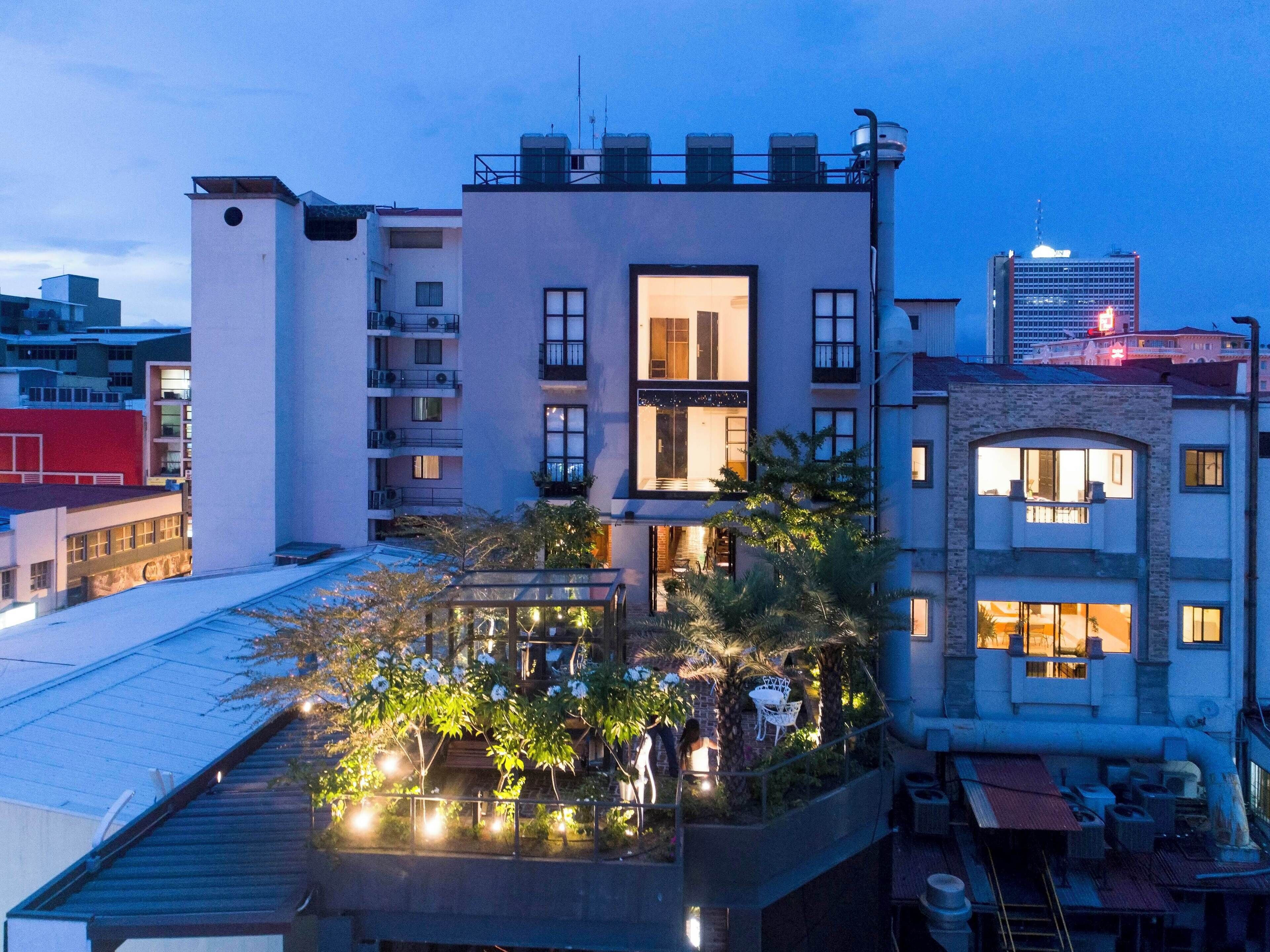 Voorkant accommodatie - avond/nacht