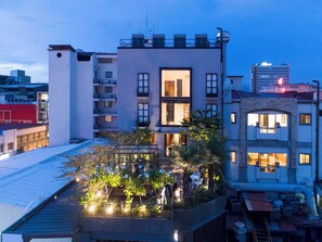 Vista frontal de la propiedad por la tarde o noche