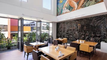 2 restaurants, dinner served, local cuisine