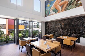 2 restaurantes; se sirven cenas y cocina local 