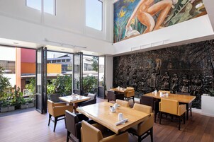 2 间餐厅，供应晚餐，地方菜