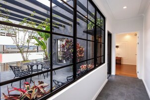 设计客房, 1 张大床 (La Dama Elegante) | 高档床上用品、羽绒被、客房内保险箱、特色家 居