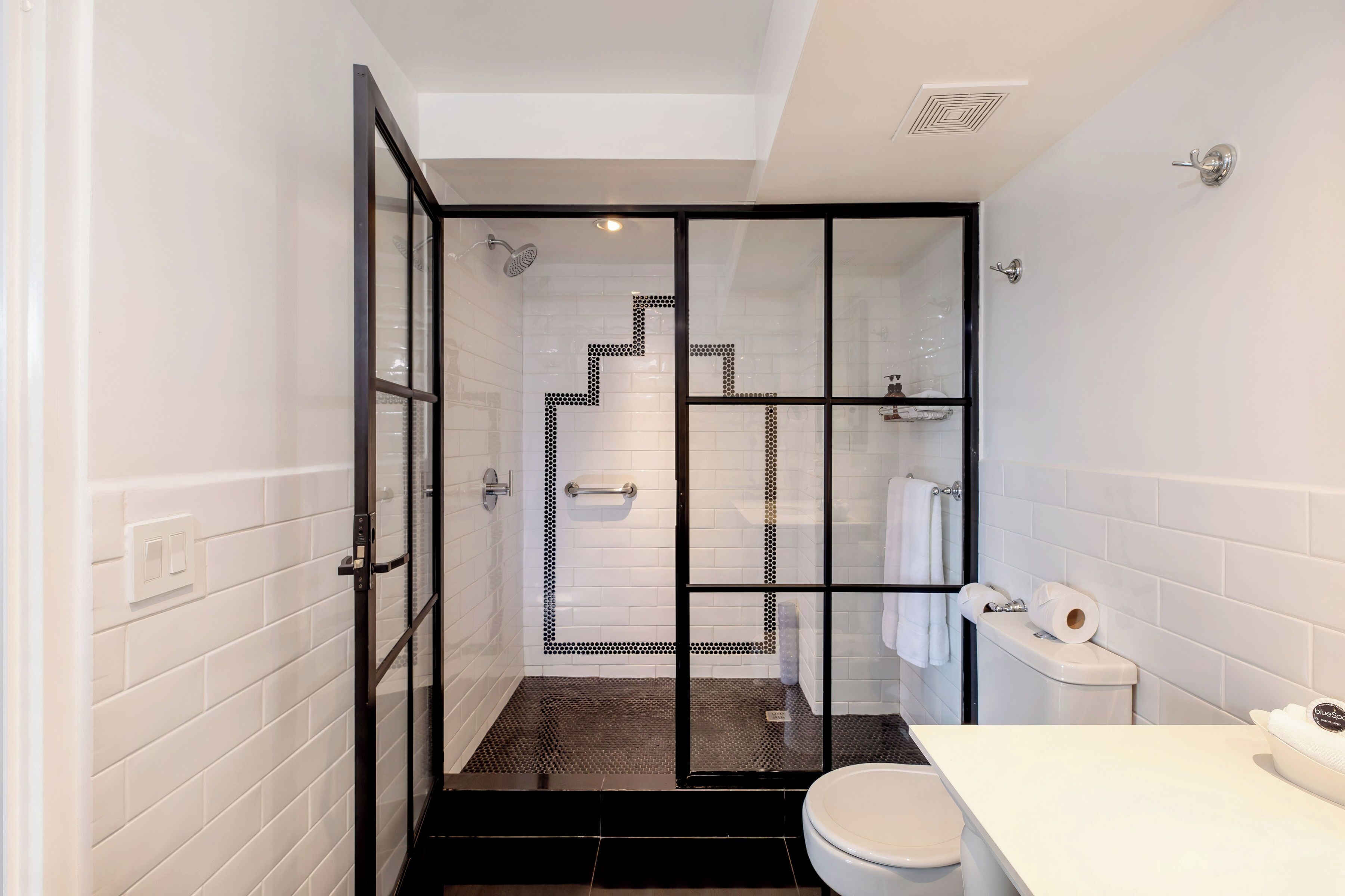 Habitación Prestigio, 1 cama King size (El Caballero Elegante) | Baño | Regadera, amenidades de baño de diseñador, secadora de cabello, toallas 