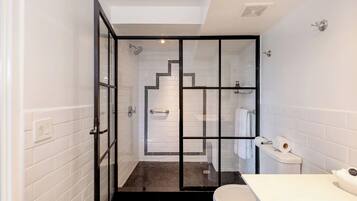 Habitación Prestigio, 1 cama King size (El Caballero Elegante) | Baño | Regadera, amenidades de baño de diseñador, secadora de cabello, toallas
