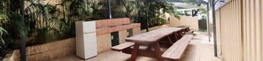 BBQ/picnic area - Mountway Holiday Apartments (West Perth)