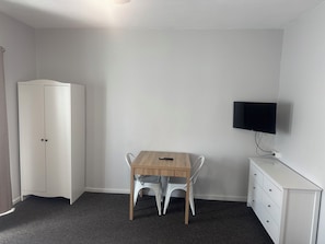Silitysrauta/-lauta, ilmainen Wi-Fi, vuodevaatteet, herätyskellot