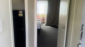 Tabla de planchar con plancha, wifi gratis, ropa de cama y despertador