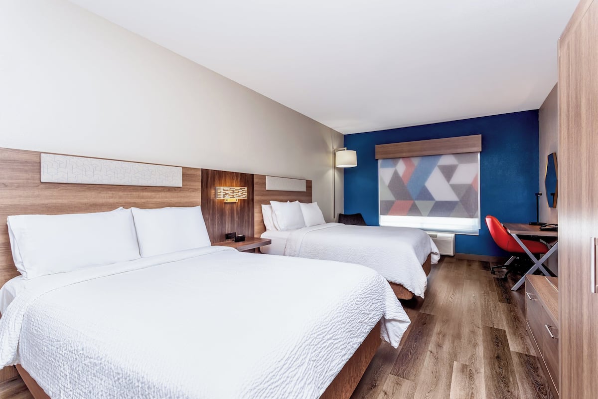 Standard Room, 2 Katil Ratu (Queen) | 1 bilik tidur, peti besi dalam bilik, meja, seterika/papan seterika