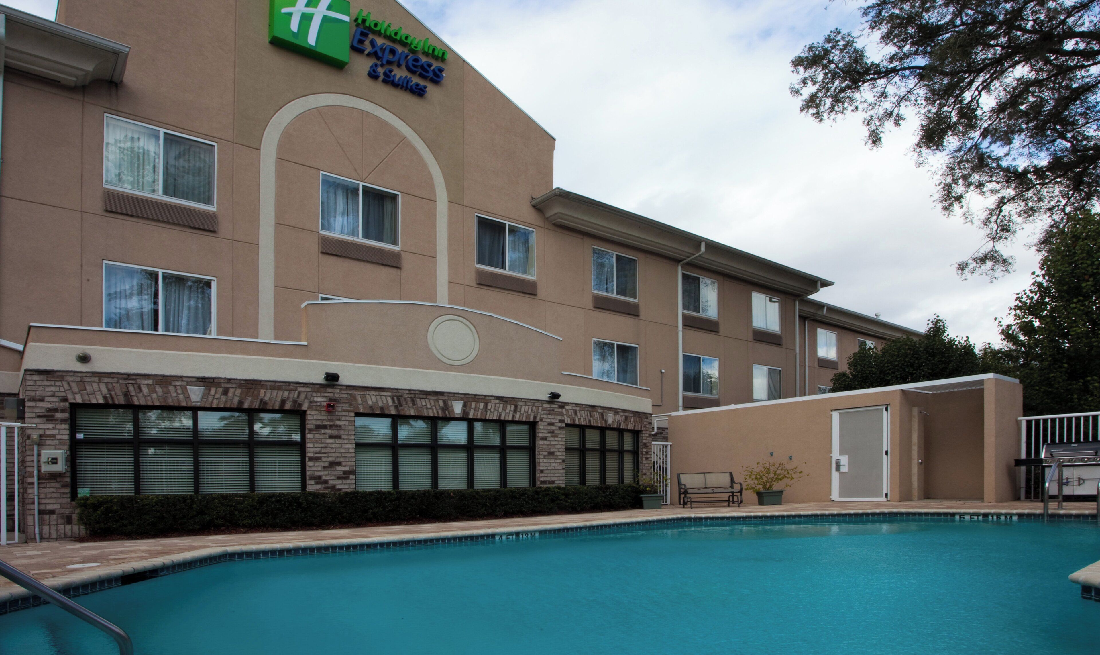 A Holiday Inn Express & Suites building with a swimming pool.