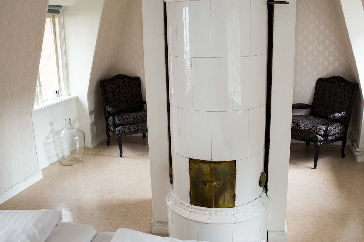 family townhome, multiple beds, non smoking, private bathroom (external building) | 1 bedroom, hypo-allergenic bedding, down duvets, desk