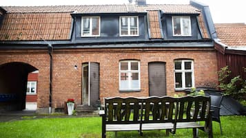 Familiebyhus - flere senge - ikke-ryger - privat badeværelse (External Building) | Allergivenligt sengetøj, dundyner, skrivebord, mørklægningsgardiner