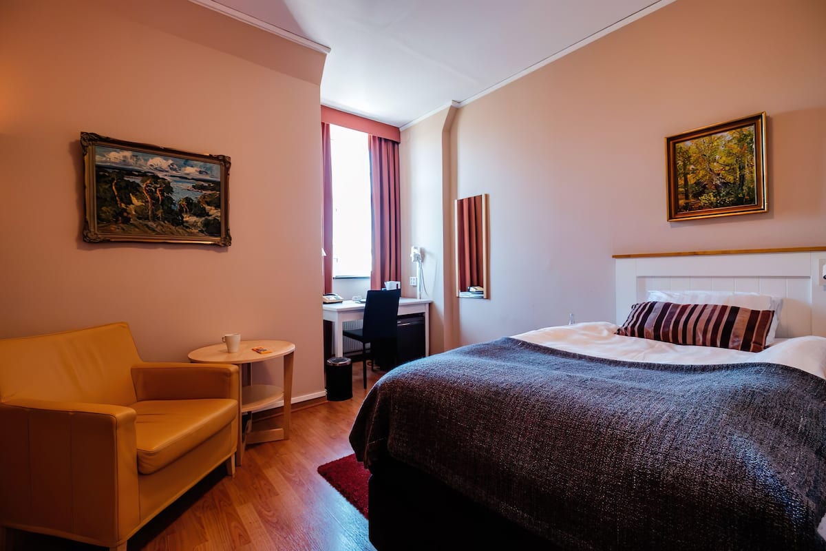 Habitación individual Deluxe, 1 cama matrimonial | 1 habitación, ropa de cama hipoalergénica, edredón y escritorio