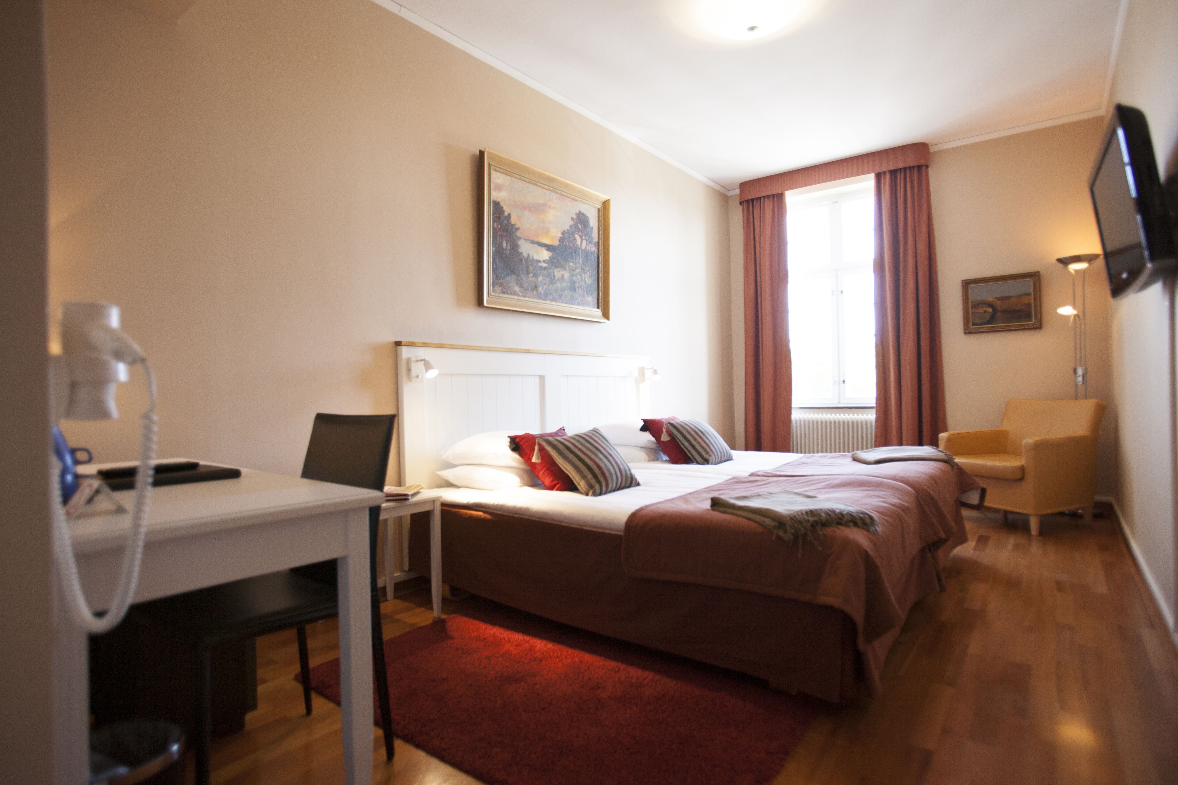 standard double room | 1 bedroom, hypo-allergenic bedding, down duvets, desk