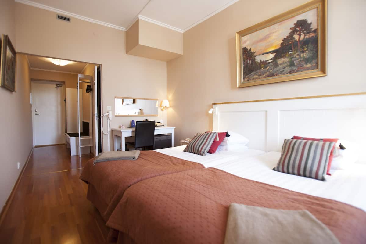 Habitación doble estándar | 1 habitación, ropa de cama hipoalergénica, edredón y escritorio