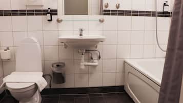 Un baño con inodoro, lavamanos y bañera.