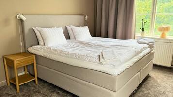 FamiljelÀgenhet - flera sÀngar - icke-rökare - privat badrum (External Building) | Allergitestade sÀngklÀder, duntÀcken och skrivbord