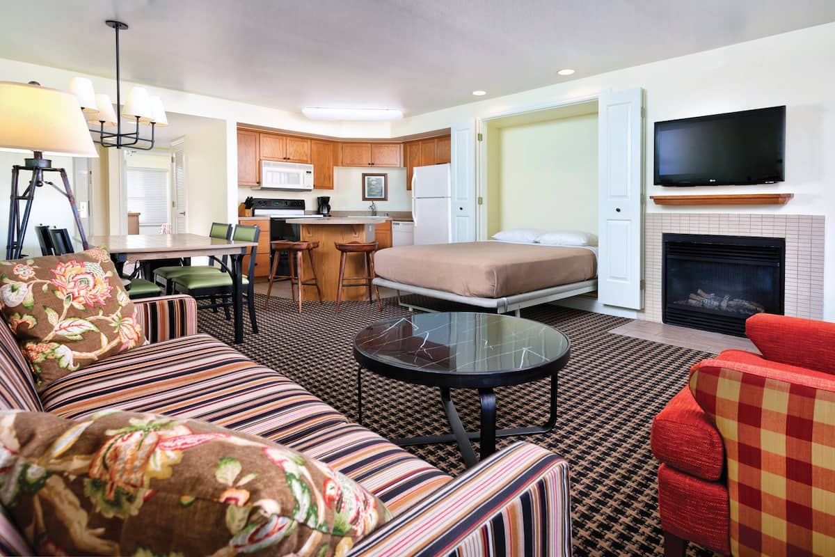 LCD-Fernseher, Kamin, DVD-Player