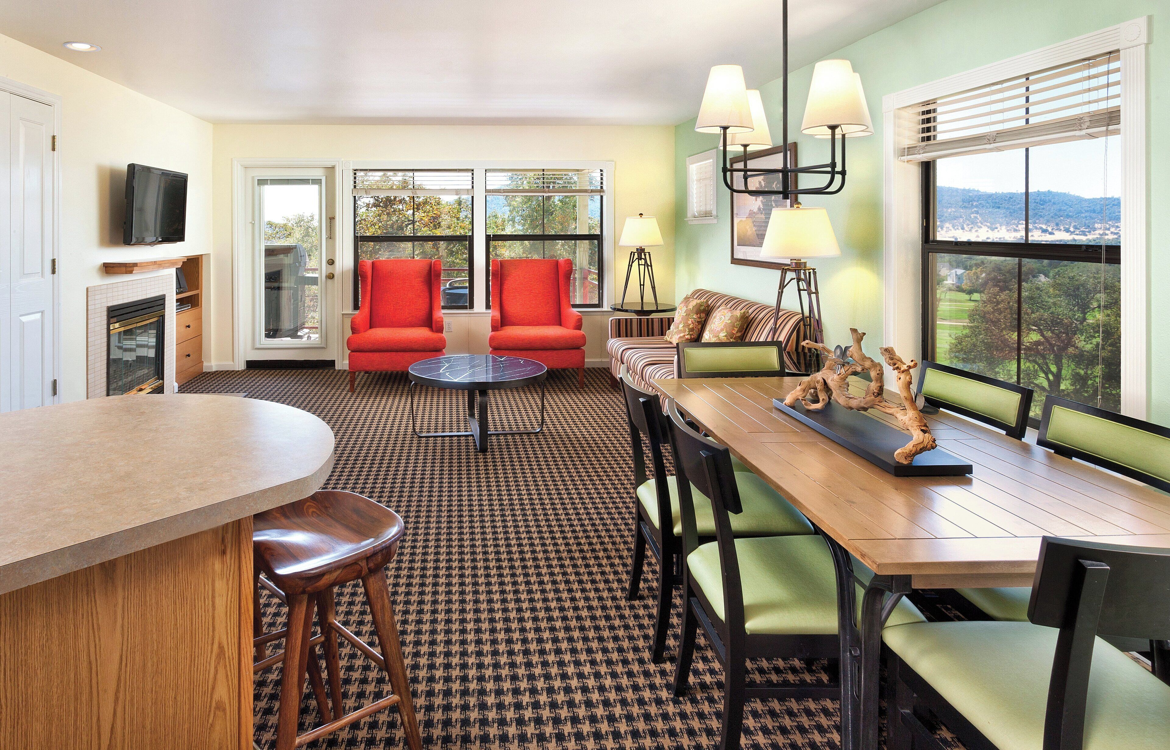 deluxe apartment, 3 bedrooms, non smoking | in-room dining