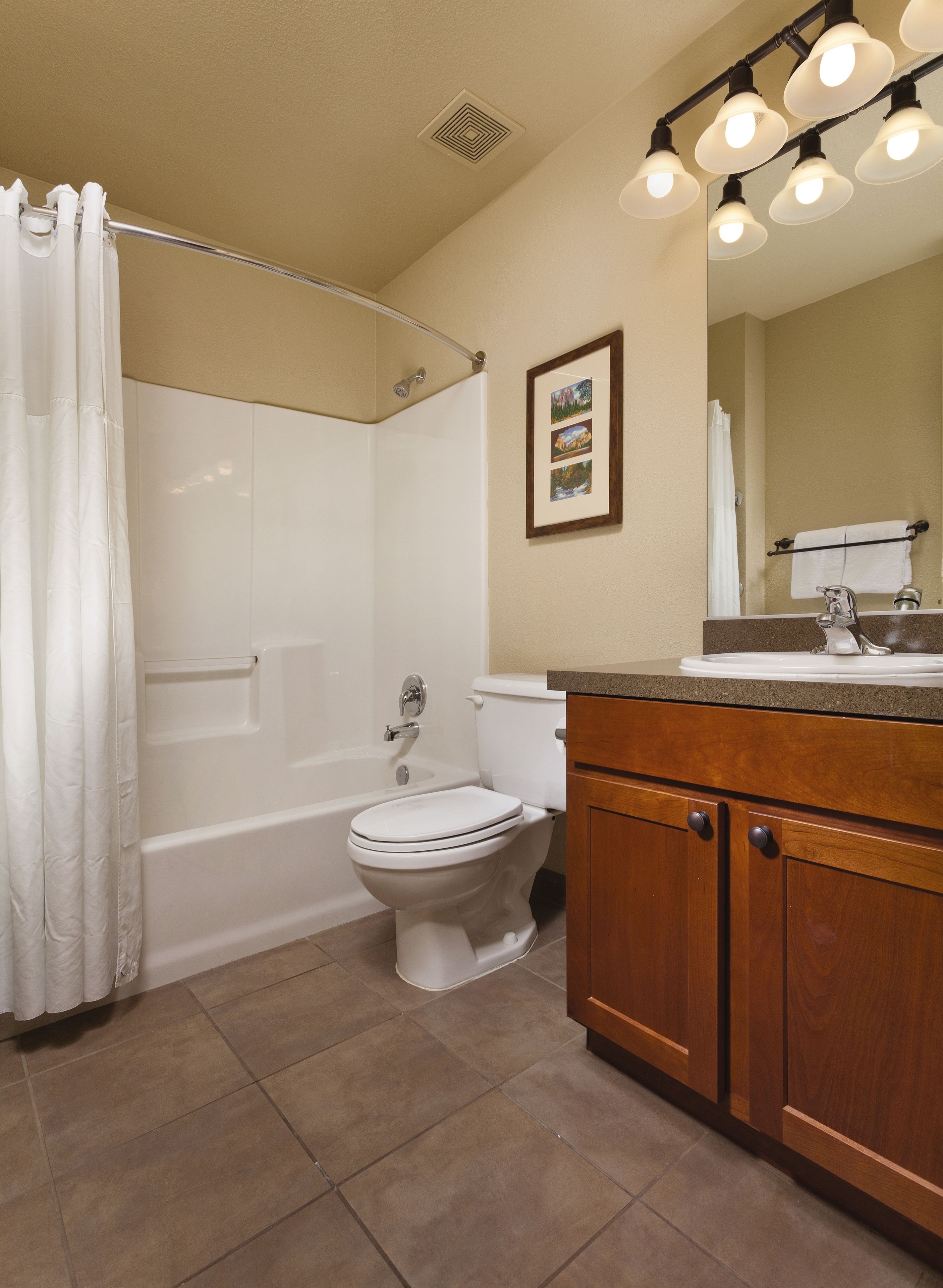 deluxe condo, 2 bedrooms, kitchen | bathroom | towels