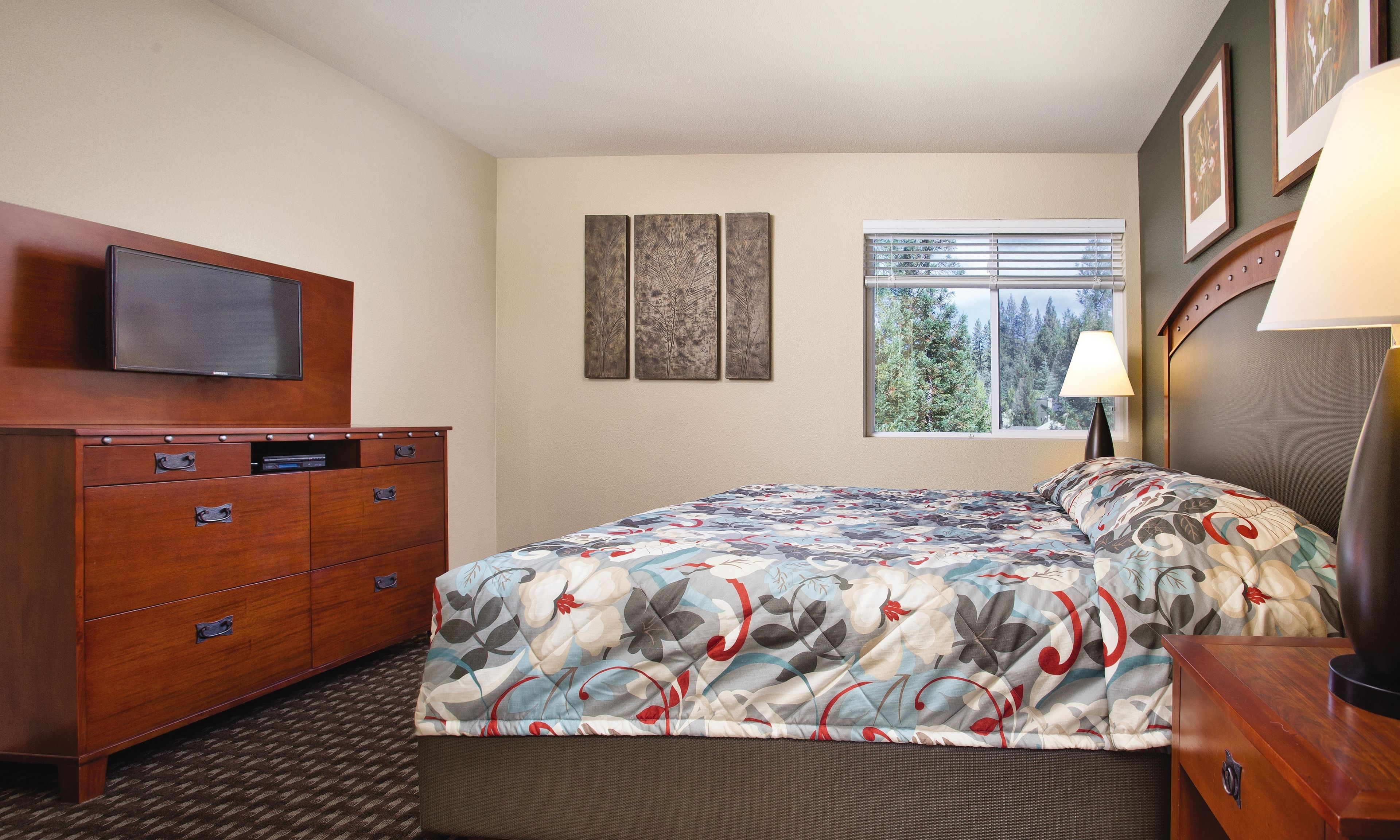 deluxe condo, 2 bedrooms, kitchen | 2 bedrooms, iron/ironing board, wifi, bed sheets