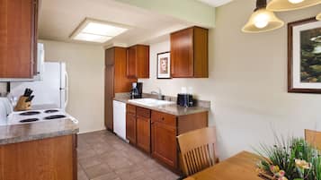 Condo Deluxe, 2 habitaciones, cocina | Cocina privada | Refrigerador, microondas, horno y parrilla de estufa