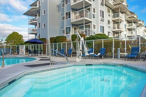 Una piscina cubierta, una piscina al aire libre