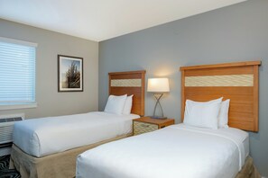 Tabla de planchar con plancha, wifi, ropa de cama